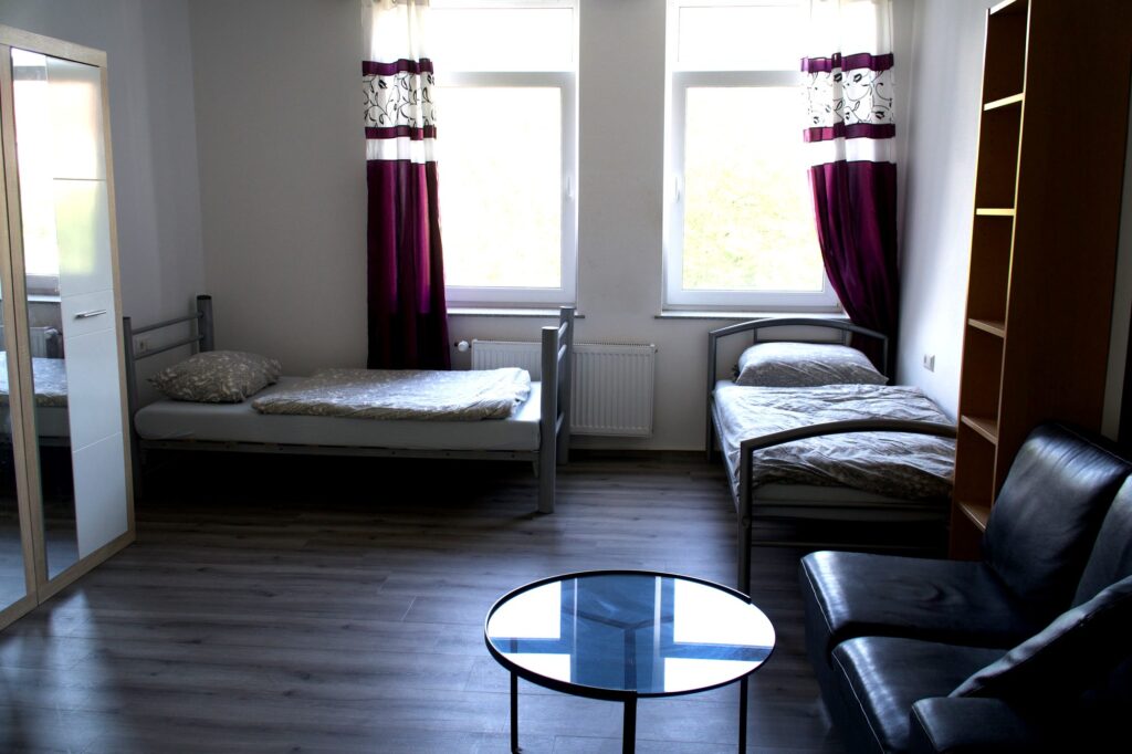 Doppelzimmer mit zwei Einzelbetten und Sitzecke im Hotel Heidekamp Bielefeld