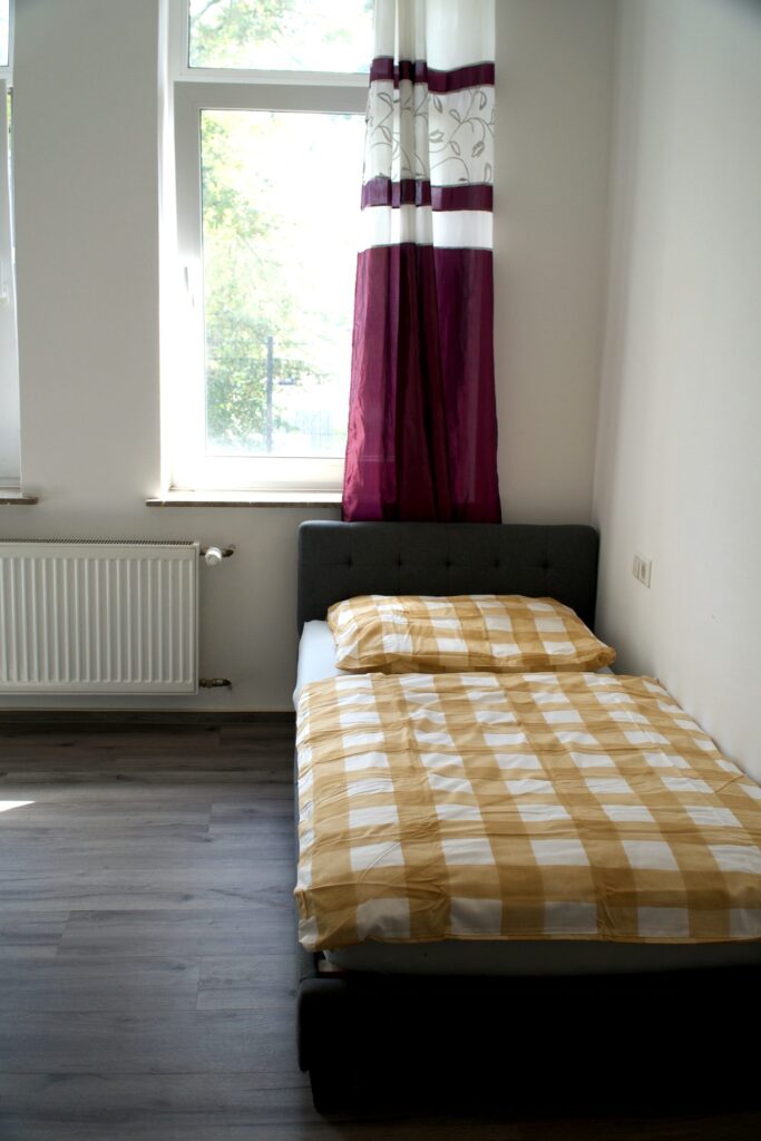 Einzelzimmer im Hotel Heidekamp Bielefeld mit frisch bezogenem Bett